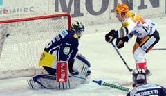 Ambris Torhueter Cory Schneider (links) kassiert den Treffer zum 3:1 durch den Zuger Damien Brunner (rechts). (Bild: Keystone)