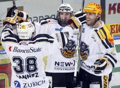 Der HC Lugano feiert seinen Treffer. (Bild: Keystone)