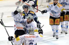 Dominic Lammer vom EVZ, links, feiert seinen Treffer zum 2:3 mit Rob Schremp und Alessandro Chiesa. (Bild: Keystone)