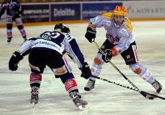 Biel-Topskorer Alain Mievielle gegen Zugs Yannick Blaser. (Bild: Keystone)