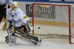 Der Zuger Torhüter Michael Tobler erwischt den Puck nicht mehr. (Bild: Keystone / Maxime Schmid)