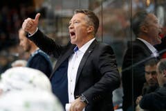Zugs Cheftrainer Harold Kreis gibt Anweisungen im Eishockey Meisterschaftsspiel der National League A zwischen den SC Bern und dem EV Zug. (Bild: Keystone/PETER KLAUNZER)