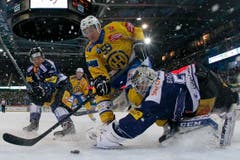 Der Zuger Verteidiger Santeri Alatalo, links, und der Zuger Goalie Tobias Stephan, rechts, im Spiel gegen den Davoser Stuermer Marcus Paulsson, 2. von links, und den Davoser Stuermer Dario Simion, 2. von rechts. (Bild: Keystone)
