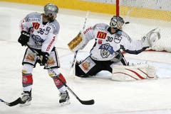Der Zuger Torhüter Jussi Markkanen, rechts, kassiert das Tor zum 4:1 durch Berns Joel Kwiatkowski.