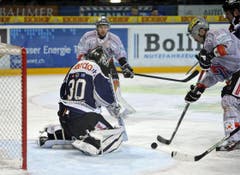 Marhieu Tschantre (hinten) und Martin Chabada (rechts) vom EHC Biel scheitern an Zugs Torhüter Jussi Markkanen. (Bild: Keystone)