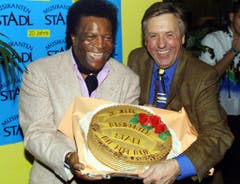 Zu 20 Jahren Musikantenstadl bekam Karl Moik von Roberto Blanco eine Torte überreicht. (Bild: Keystone)