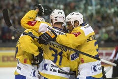Die Spieler des HC Davos freuen sich über den Sieg. (Bild: Keystone / Alexandra Wey)