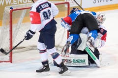 Zug Dominic Lammer fährt Berlin-Hüter Marvin Cüpper um. (Bild: Keystone / Urs Flüeler)