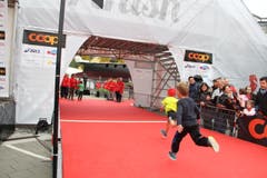 Die kleinen Sportlerinnen und Sportler wetteifern um den Sieg. Bilder von vielleicht ersten Wettkampffieber des Lebens. (Bild: Claude Hagen/LZ)