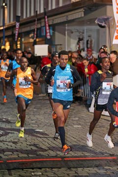 Tadesse Abraham (mitte) beim Elite Rennen der Männer (Bild: Philipp Schmidli / Neue LZ)