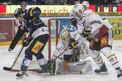 Der Zuger Stürmer Jarkko Immonen (links) im Einsatz gegen den Lugano Goalie Elvis Merzlikins und den Lugano Verteidiger Alessandro Chiesa. (Bild: Keystone / Alexandra Wey)