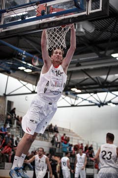 Josh Sparks, einer der Ausländer, beim Aufwärmen. (Bild: Urs Güttinger)