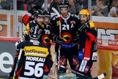 Berns Topscorer Mark Arcobello, rechts, jubelt nach seinem Tor zum 5-3 mit seinen Teamkollegen. (Bild: Keystone/PETER KLAUNZER)
