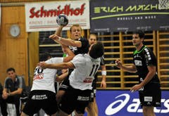 Der Krienser Bojan Beljanski (zweiter von links) gegen zwei Thuner. (Bild: Remo Nägeli/Neue LZ)
