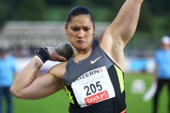 Valerie Adams stösst die Kugel... (Bild: Philipp Schmidli/Neue LZ)