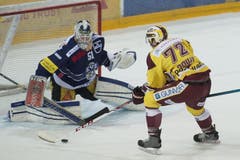 EVZ-Goalie Tobias Stephan entschärft Floran Douays Versuch. (Bild: Urs Flüeler / Keystone)