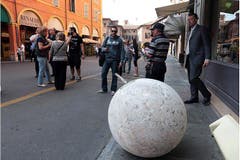 In Modena fiel eine Steinkugel von der Kirche «Voto» auf die Strasse. (Bild: Keystone / EPA)