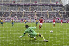 Admir Mehmedi schiesst die Schweiz in der 7. Minute 1:0 in Führung. (Bild: Keystone)