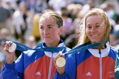 Brigitte McMahon (rechts), Gold im Triathlon sowie Magali Messmer, Bronze im Triathlon, 2000 in Sydney. (Bild: Keystone / Fabrice Coffrini)