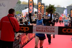 Strfan Trummer läuft ein. Er ist Sieger des Marathons und zugleich Schweizer Meister. (Bild: Dominik Wunderli/LZ)