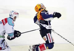 Rapperswils Derrick Walser hält Zugs Topskorer Damien Brunner zurück. (Bild: Keystone)