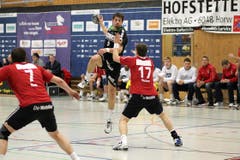 Kriens' Benjamin Steiger gegen Pfadis Jonas Steiner. (Bild: Roger Zbinden/Neue LZ)