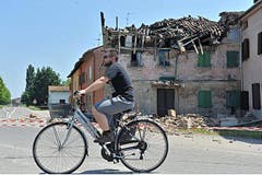 In Rovereto ist ein Hausdach eingestürzt. (Bild: Keystone / EPA)