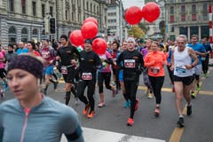 Die Läuferinnen und Läufer sind unterwegs (Bild: Boris Bürgisser/LZ)