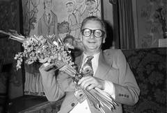 Der Schweizer Schauspieler Walter Roderer erhält 1977 nach der 50. Aufführung des Theaterstücks «Der Junggeselle» Blumen. (Bild: Keystone)