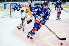 Zugs Dominic Lammer kommt gegen Zürichs Mathias Seger zu spät. (Bild: Keystone)
