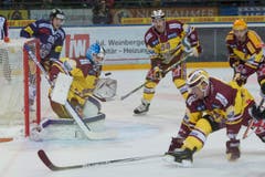 Goalie Michael Flückiger und seine Mannschaft retten vor dem Zuger Reto Suri. (Bild: SIGI TISCHLER)