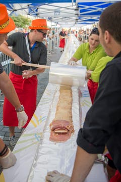 Weltrekordversuch, mit dem Ziel eines Eintrags im Guinessbuch der Rekorde: In Altstätten wird das längste Cordon bleu gemacht (Bild: Urs Bucher)