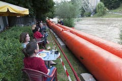 Die Feuerwehr hat entlang der Aare Hochwassersperren aufgezogen. (Bild: Keystone)