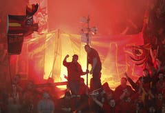 Berner Chaoten zünden Pyros im Stadion. (Bild: Keystone)