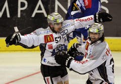 Fabian Schnyder (links) und Josh Holden jubeln. (Bild: Steffen Schmidt/Keystone)