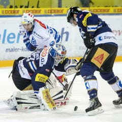 EVZ-Goalie Eero Kilpelaeinen und Alessandro Chiesa gegen den Zürcher Mark Bastl. (Bild: Keystone)