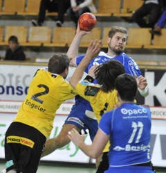 Der Luzerner Daniel Baverud, Mitte, wirft über die St. Galler Abwehr von Fabian Christ, unten, und Martin Engeler (Bild: Keystone / Regina Kühne)