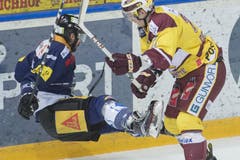 Josh Holden und Floran Douay im Zweikampf. (Bild: Urs Flüeler / Keystone)