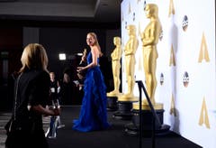 So unspektakulär siehts hinter den Kulissen aus. Das Siegerlächeln der besten Hauptdarstellerin Brie Larson trübt das nicht. (Bild: Keystone/EPA/Paul Buck)
