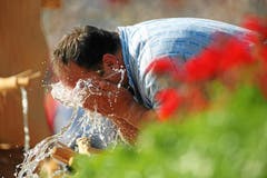 Ein Schwinger netzt das Gesicht am Brunnen. (Bild: Swiss-Image)