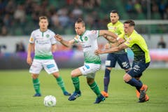 Peter Tschernegg im Zweikampf gegen den Thuner Mickael Facchinetti. (Bild: Urs Bucher)