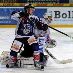 Dominic Lammer (vorne) gegen Reto Berra. (Bild: Keystone)