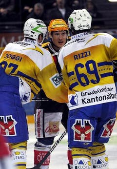 Zugs Damien Brunner (mitte) wird geblockt von den Davosern Mathias Joggi (links) und Sandro Rizzi. (Bild: Keystone/Sigi Tischler)