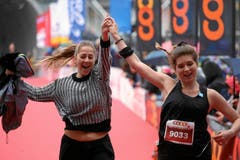 Zieleinlauf der besonderen Art: Mitten im Verkehrshaus der Schweiz laufen die Teilnehmerinnen und Teilnehmer des Swiss City Marathon Lucerne ein und freuen sich über ihren ganz persönlichen Erfolg. (Bild: swiss-image.ch/Photo Andy Mettler)