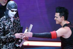 Rammstein-Sänger Till Lindemann, links, nimmt den Echo entgegen. (Bild: Keystone)