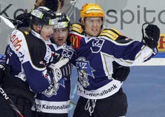 Eas Pirnes, Fabian Schnyder und Damien Brunner jubeln nach einem Tor. (Bild: Keystone)