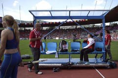 Stabhochspringerin Nicole Büchler wartet im Letzigrund-Stadion auf ihren Einsatz, links Patrick Magyar, CEO der Leichtathletik-EM. (Bild: Keystone)