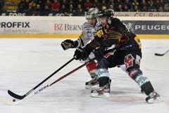 Zugs Timo Helbling (links) gegen Berns Daniel Rubin. (Bild: Keystone)