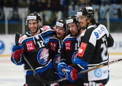 Die Zürcher Luca Cunti, Marc-Andre Bergeron, Mathias Seger und Roman Wick, von links, bejubeln einen Treffer. (Bild: Keystone)
