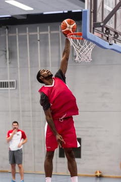 Auch Andre Stephens beherrscht die Kunst des «Dunkings». (Bild: PD/Urs Güttinger)